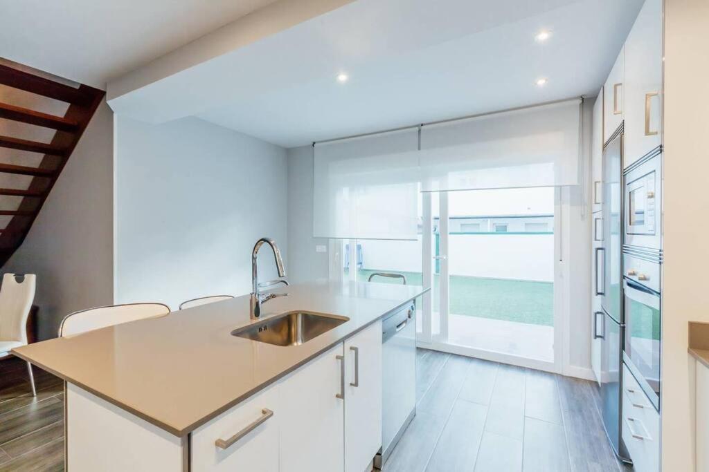 Chalet En La Cuidad- Con Jardin Y Barbacoa Gijón Zewnętrze zdjęcie